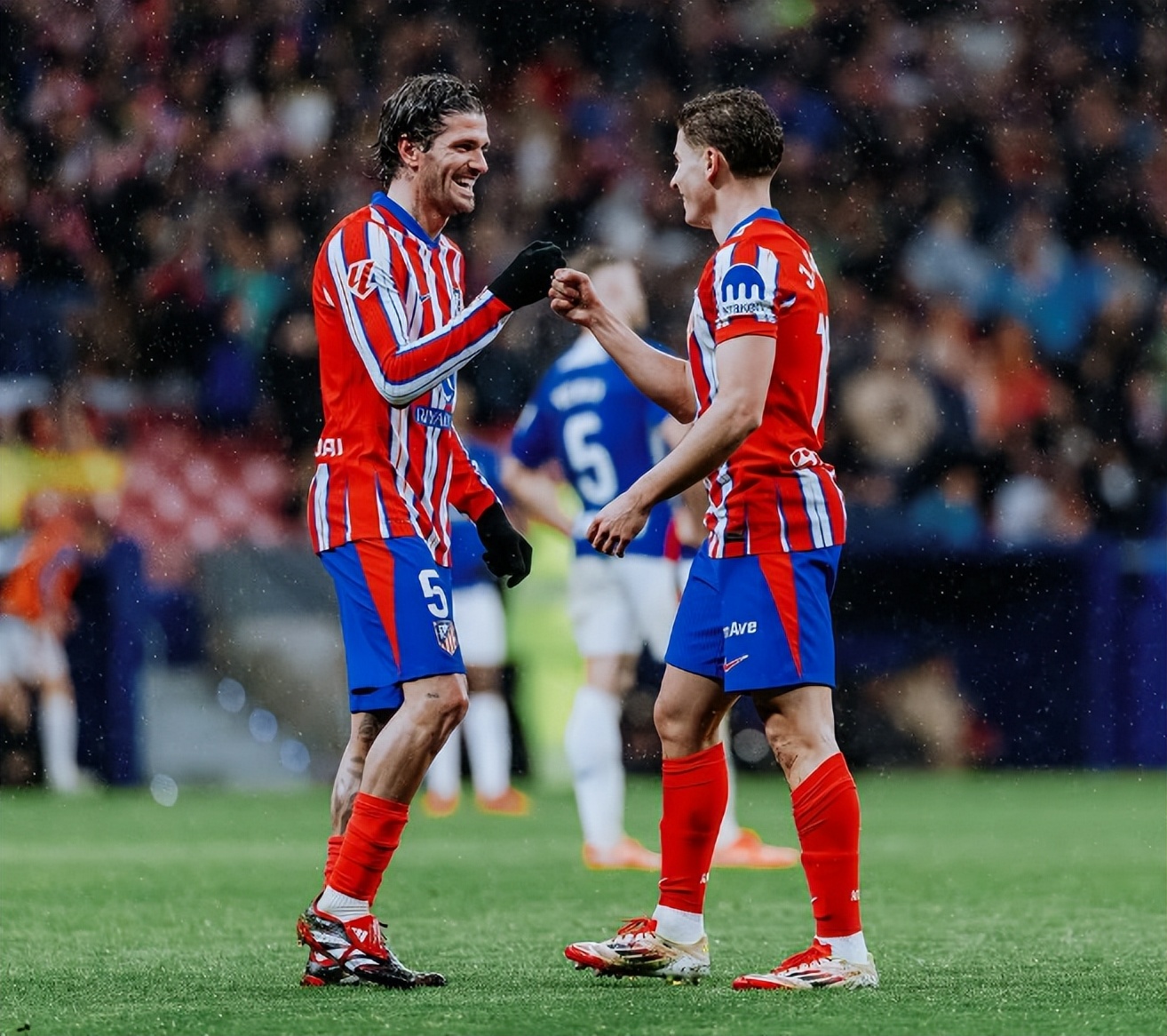 包含莱比锡红牛绝地反击加拿大，苏亚雷斯关键制胜的词条