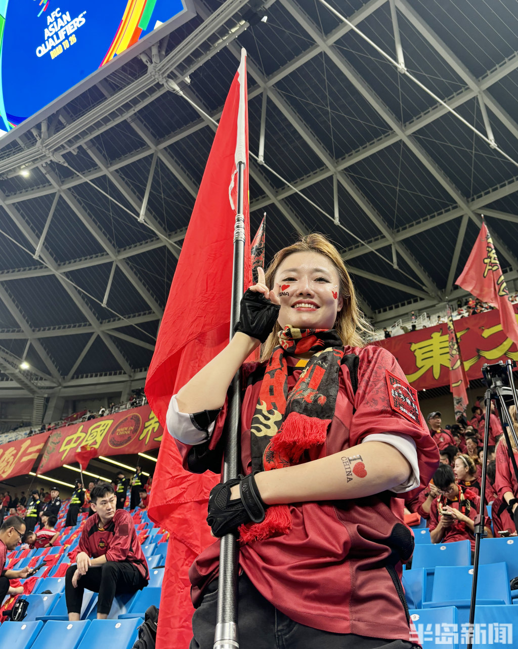 精彩比赛展开,球迷狂热加油助威的简单介绍 精彩比赛展开,球迷狂热加油助威的简单介绍