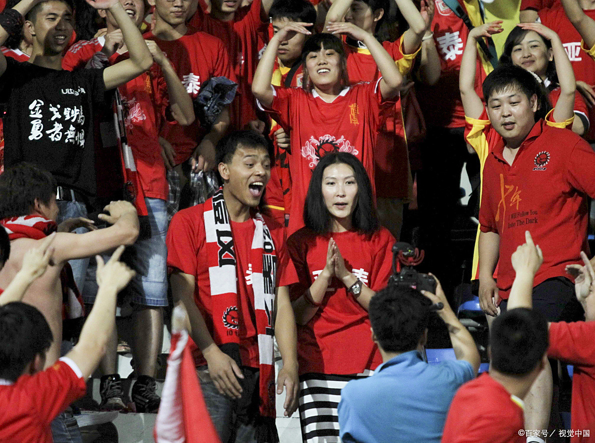 开云平台-包含足球联赛再掀风潮,球迷情绪高涨不已的词条