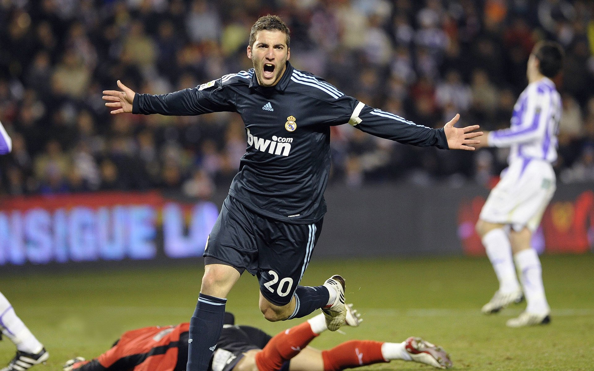 从体育到赛道，中国力量淘汰亚特兰大，阿拉巴在F1街道赛上演接管艺术