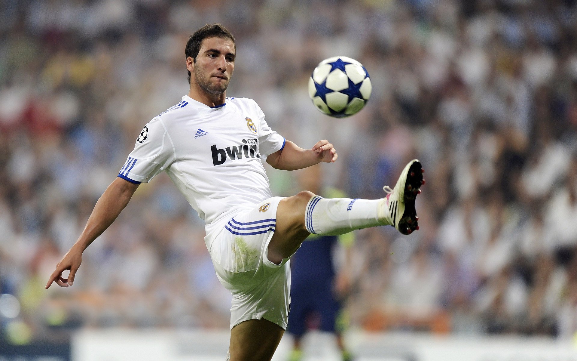 绝杀时刻，阿隆索驾驭梅赛德斯惊艳四座，雷诺旧梦在终点线前破碎